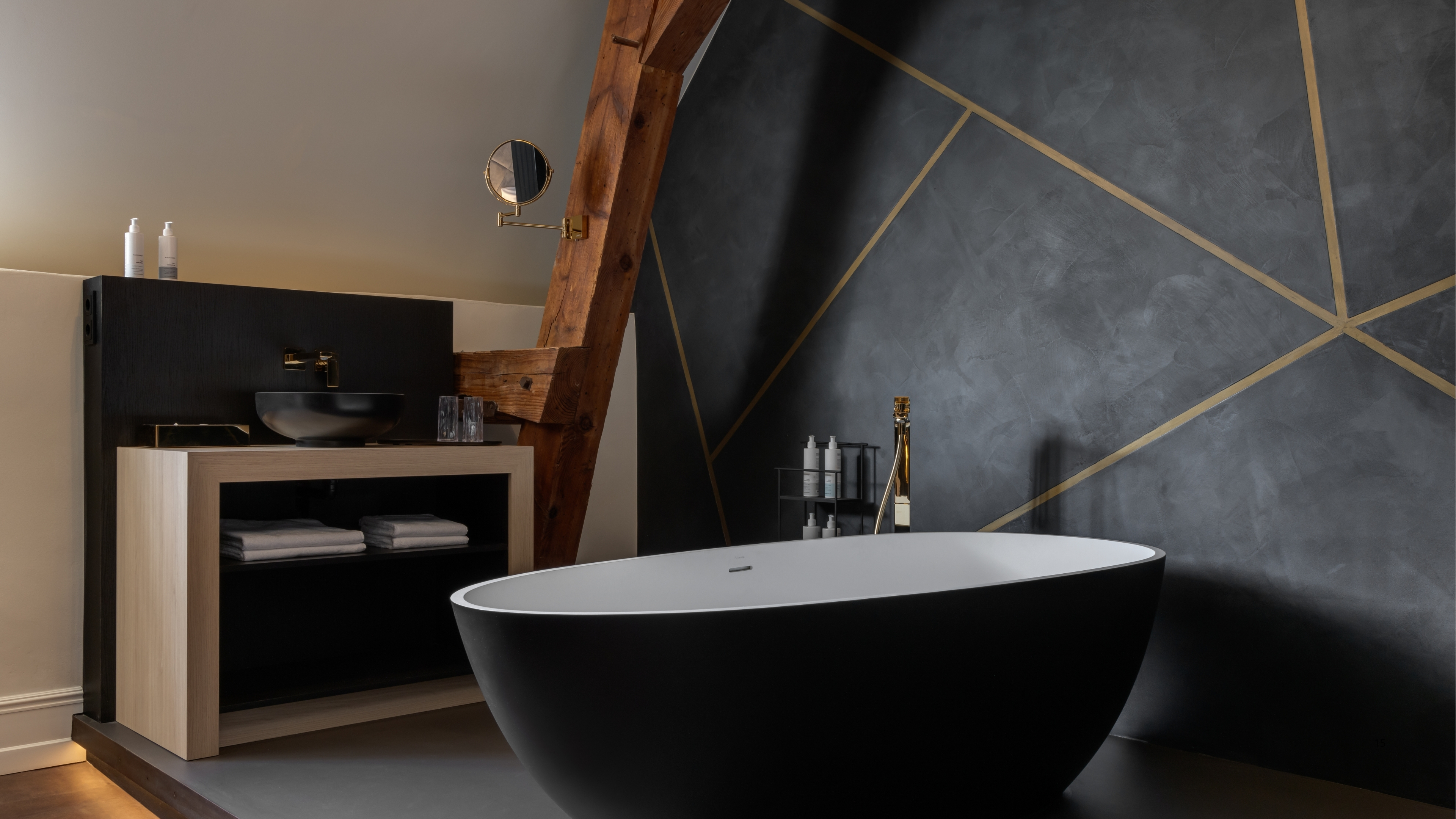 Design badkamer in het Nidum hotel met hansgrohe badkraan