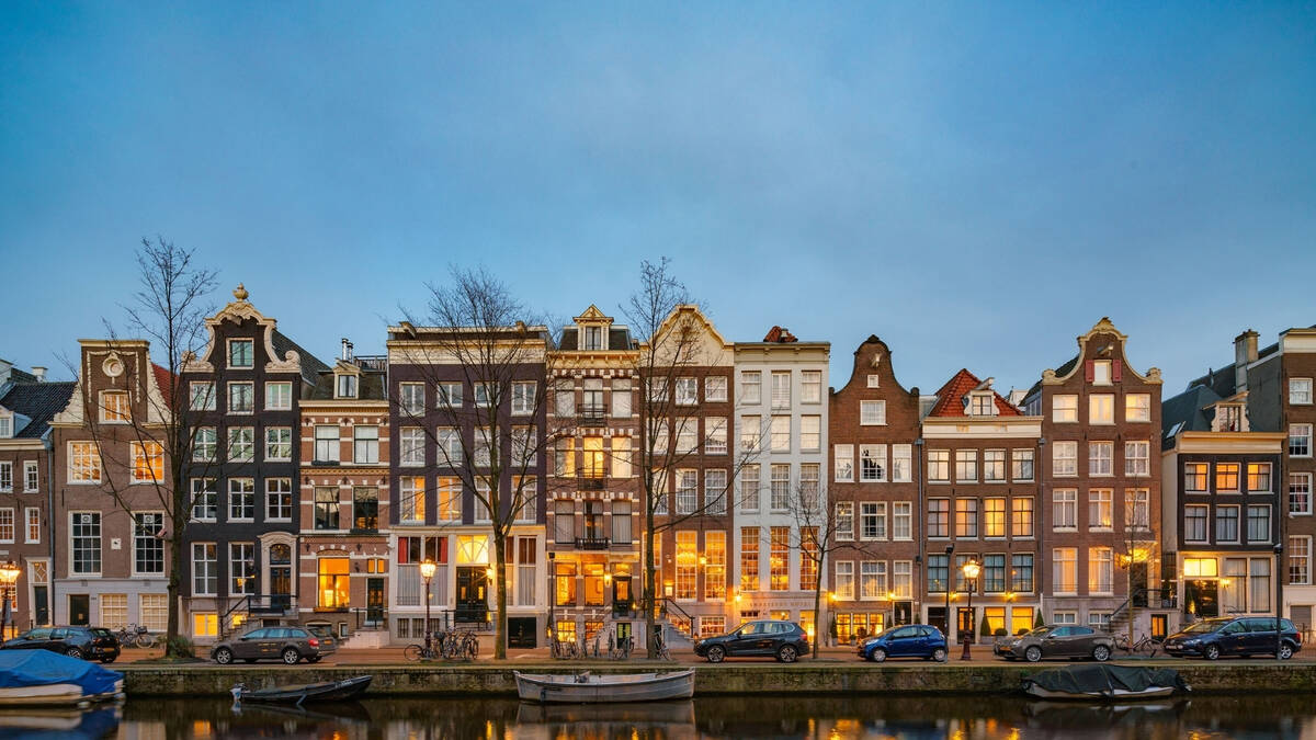 Amsterdamse grachtenpanden in het donker, sfeerbeeld 