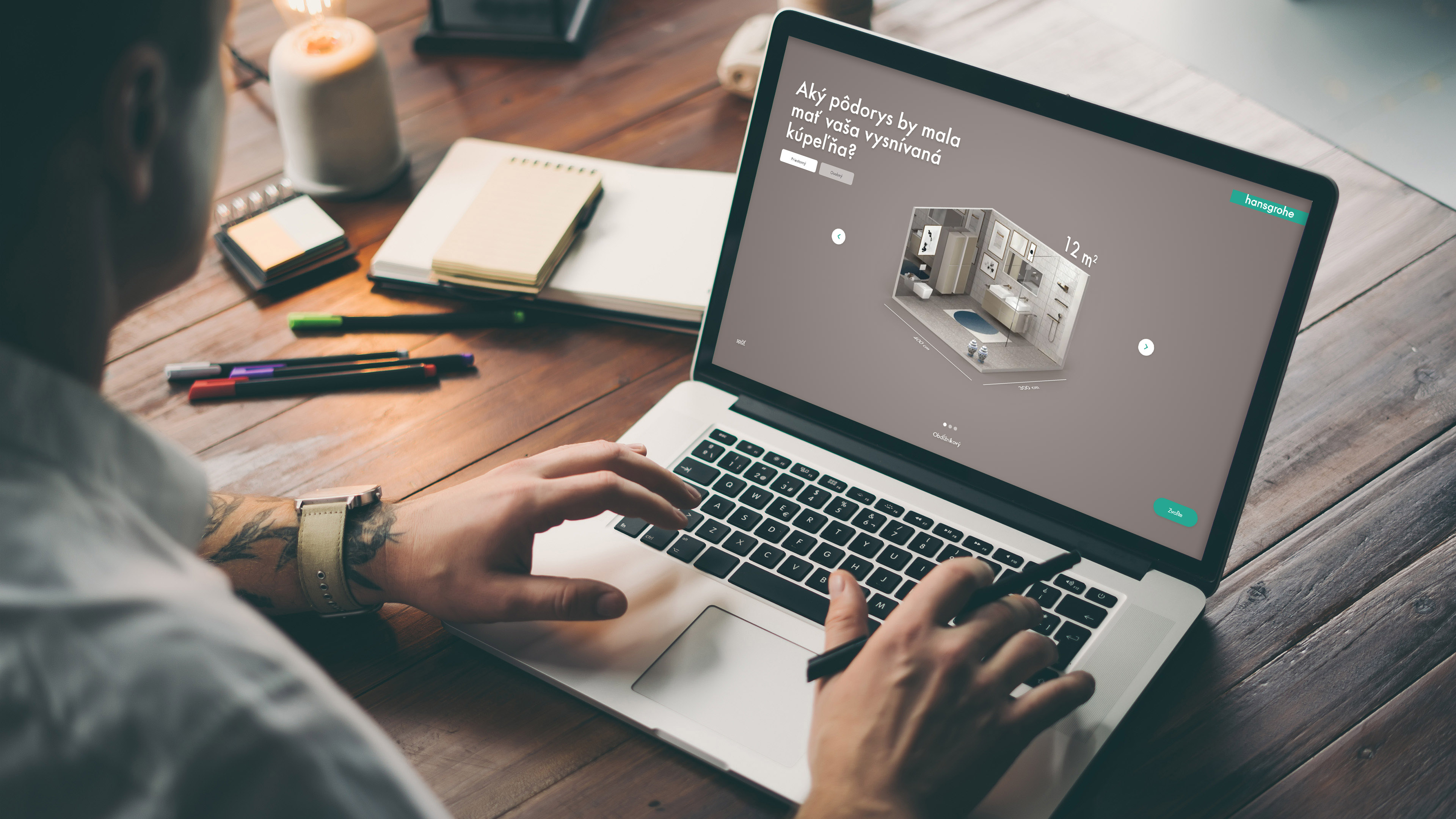 Muž plánuje kúpeľňu snov s nástrojom Inspirator Tool značky hansgrohe.