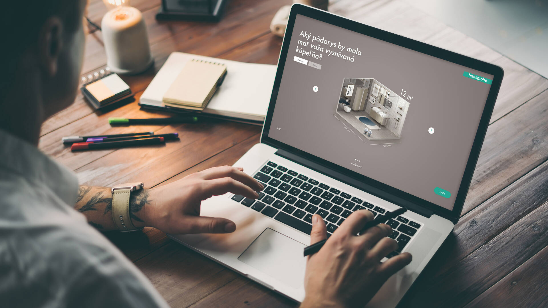 Muž plánuje kúpeľňu snov s nástrojom Inspirator Tool značky hansgrohe.