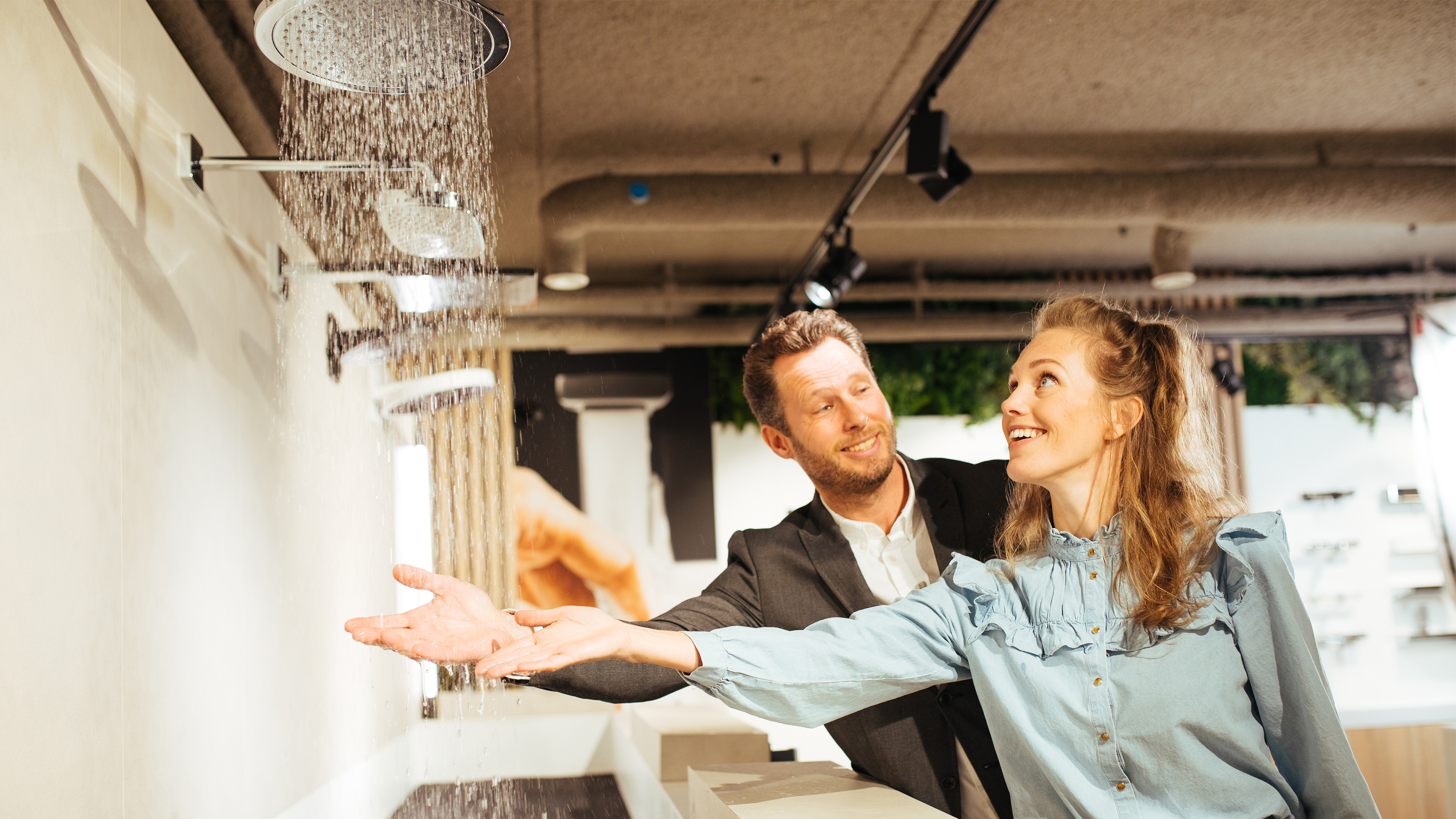 man en vrouw houden hun handen onder een werkende douche in The Water Studio Amsterdam