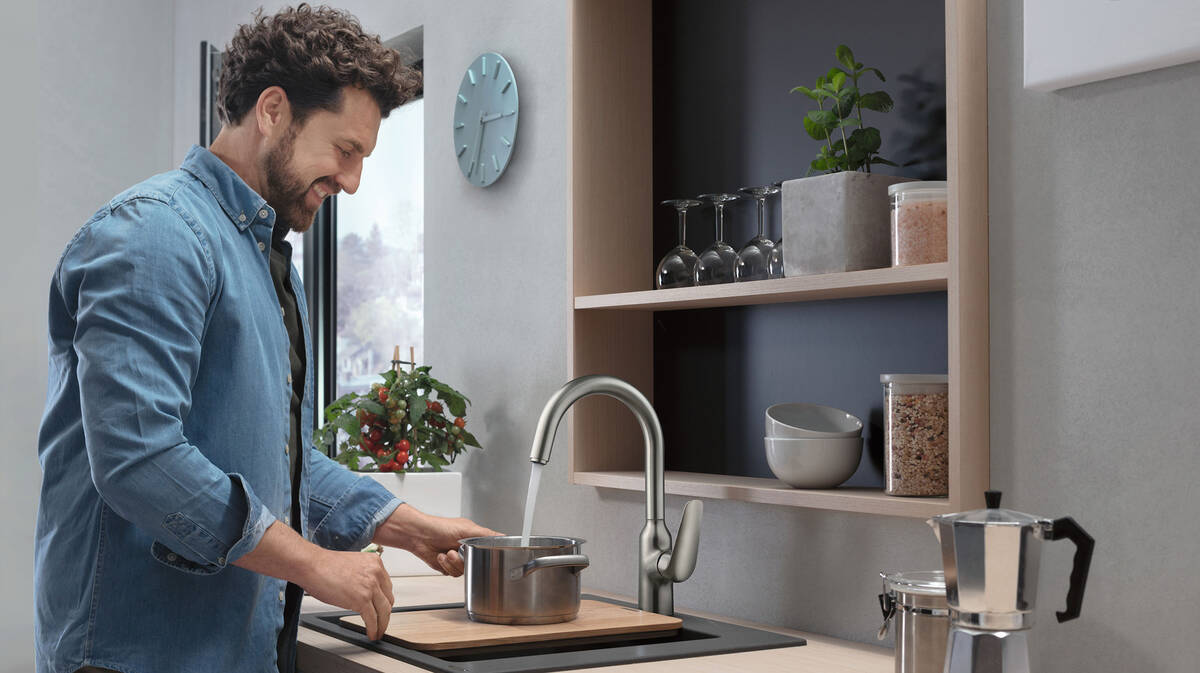 Ergonomische Ablage auf der Küchenspüle: hansgrohe Holzbrett. Ergonomische Ablage auf der Küchenspüle: hansgrohe Holzbrett.