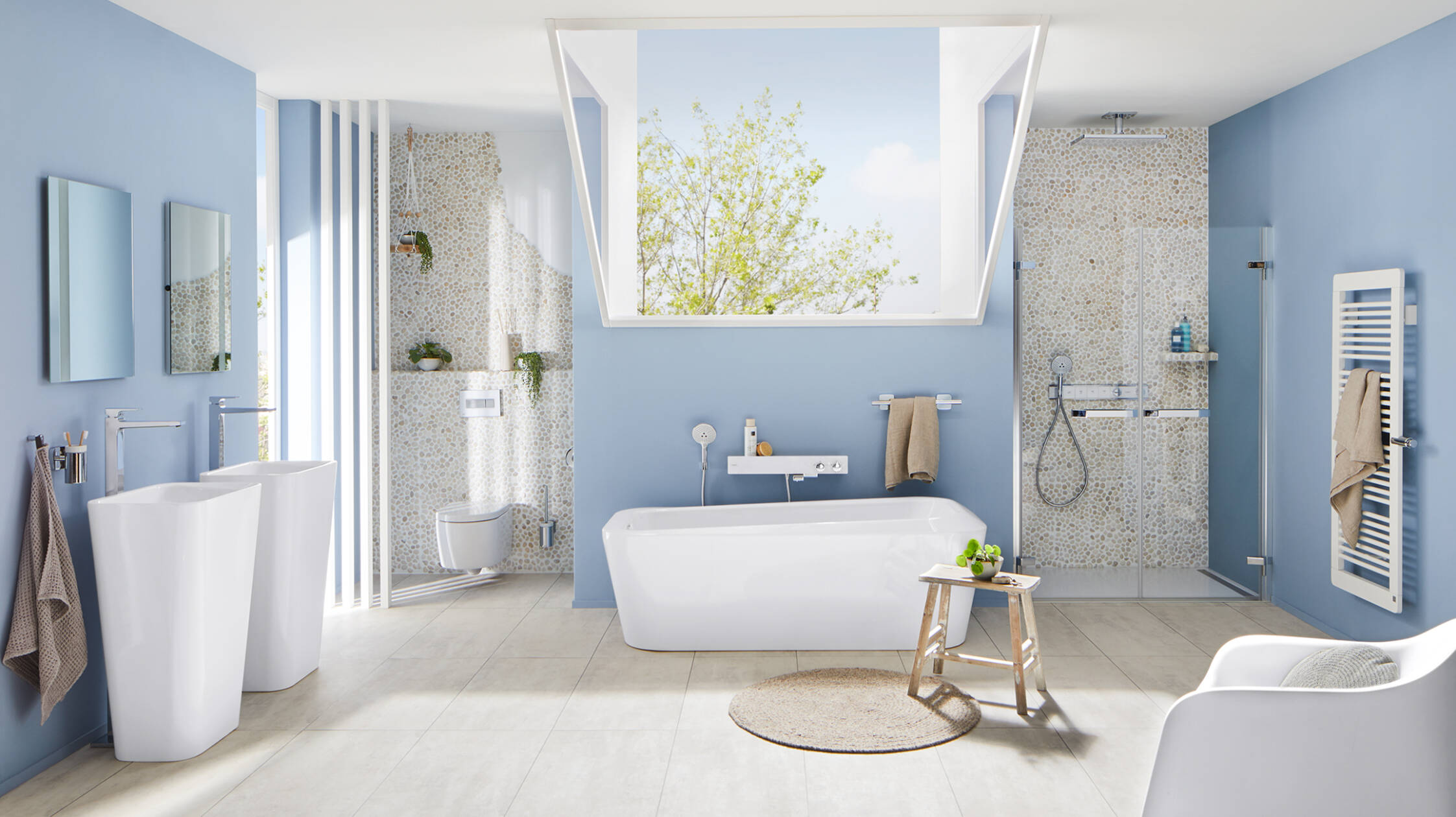 Ljus badrumsinredning med maritima accenter.