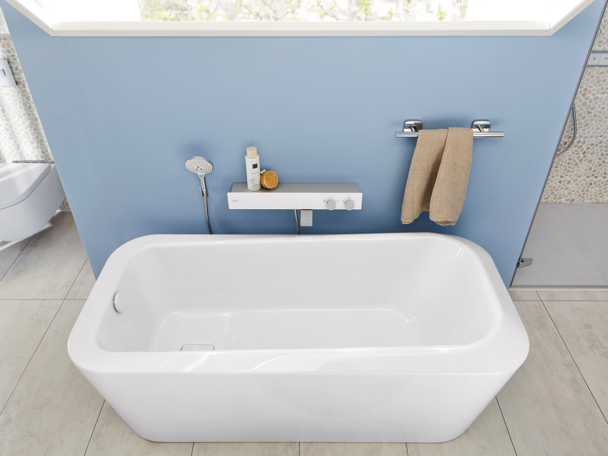 Großes Badezimmer im Nautic Design: Strandurlaub privat | hansgrohe DE