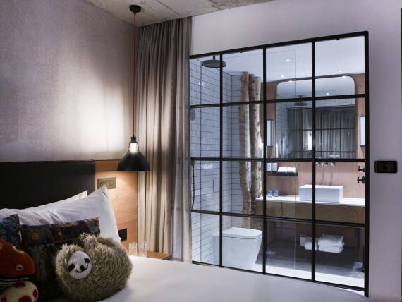 Sleeping and bathing area equipped with the AXOR Montreux collection. Sleeping and bathing area equipped with the AXOR Montreux collection.