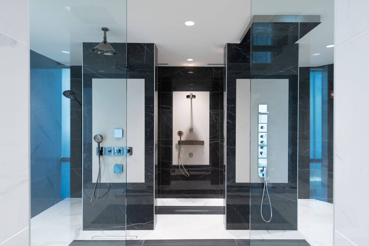 Transparency and glass in the bathroom