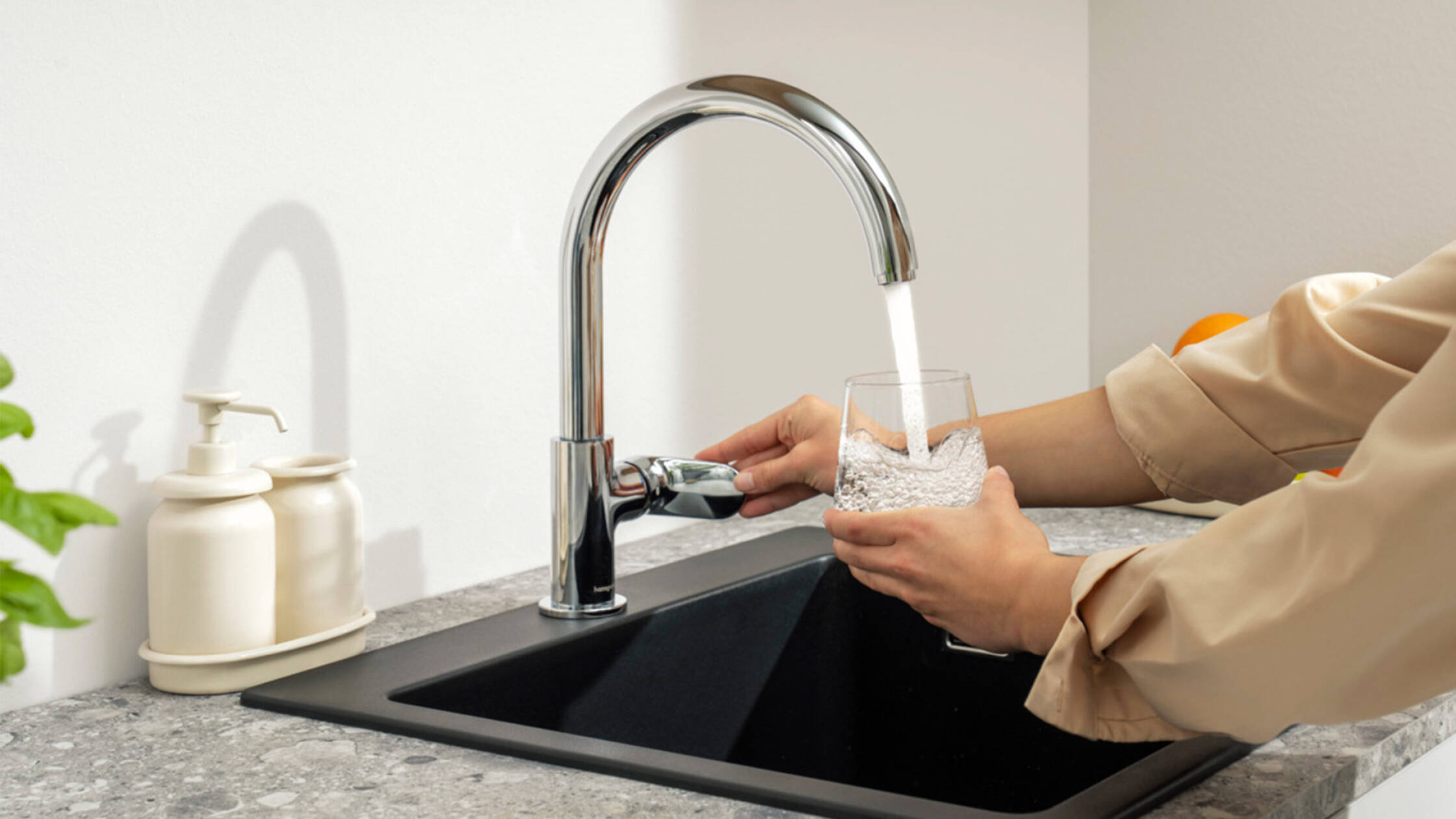 Vernis Blend M35 in use at the sink.