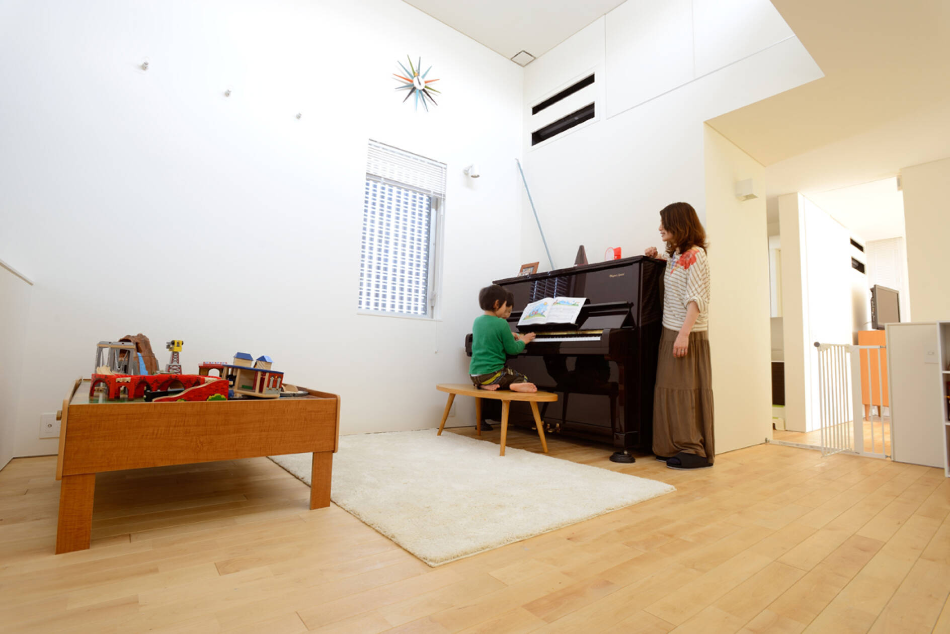 広々とした空間にお子さん用のピアノが設置されている。