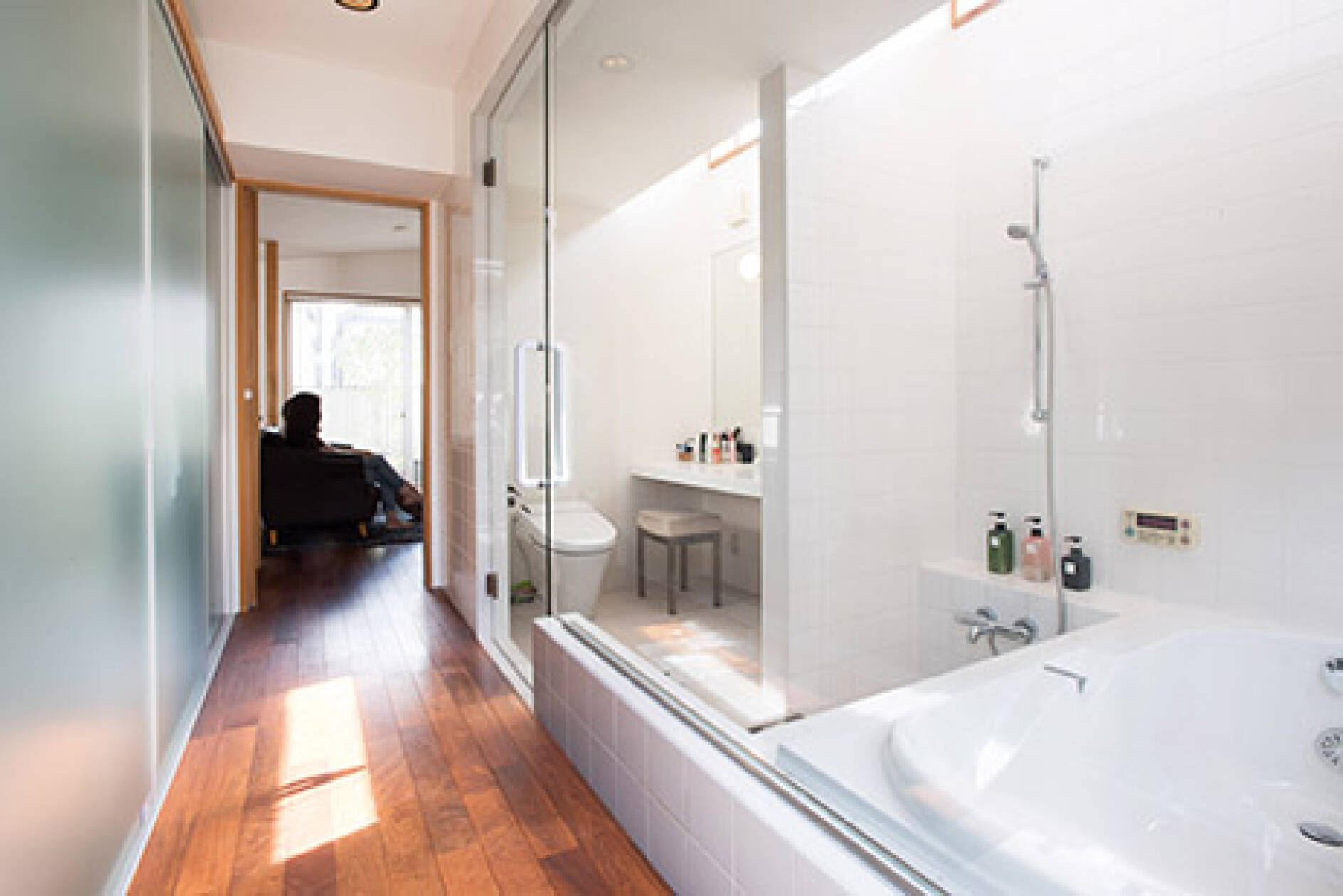 昼間は太陽光、夜は優しい月明かりが差し込む