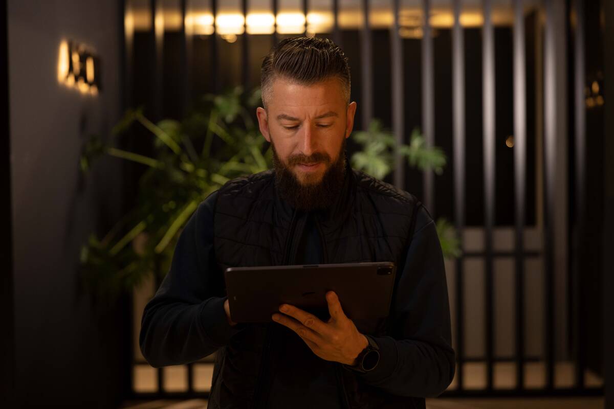 Eine Person am Tablett