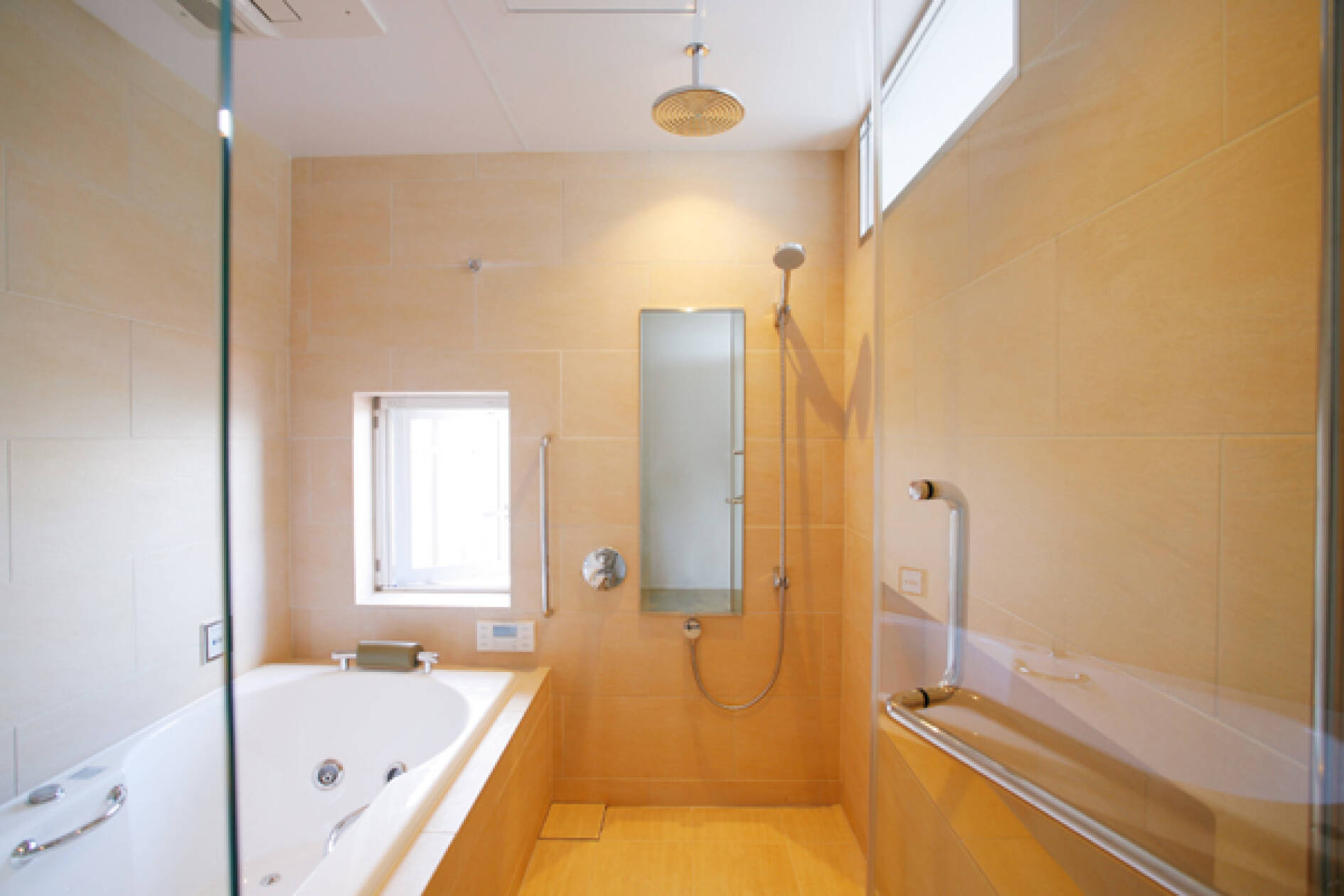 シンプルなバスルームにハンスグローエのオーバーヘッドシャワー