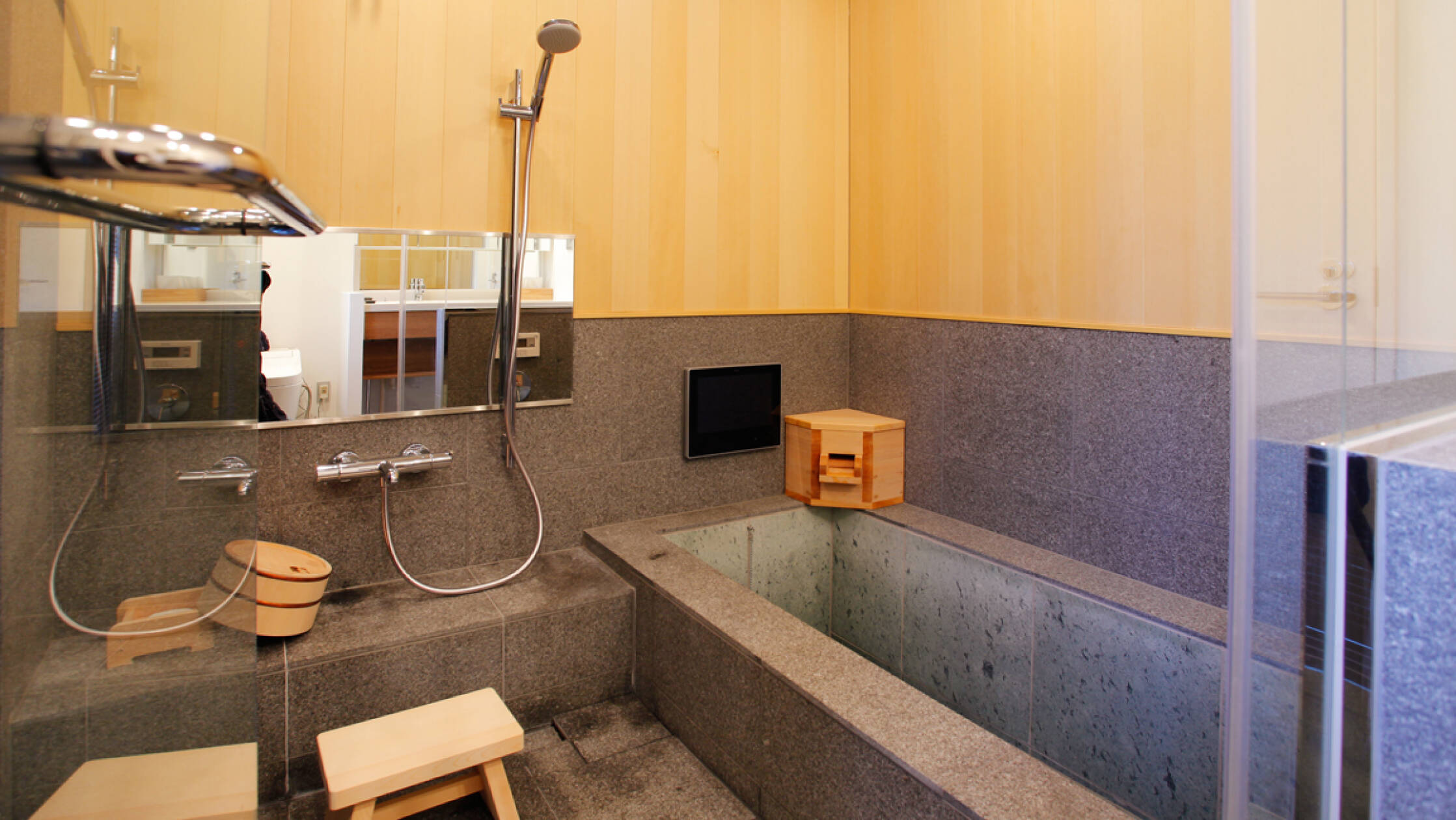 木材や石材を使用した和モダンなバスルーム。