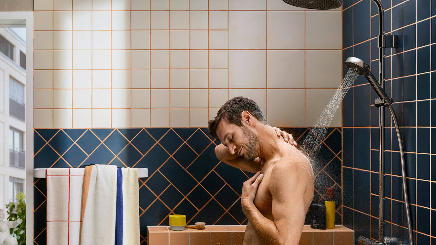 Man geniet van een massage van de krachtige ImpactRain straal.