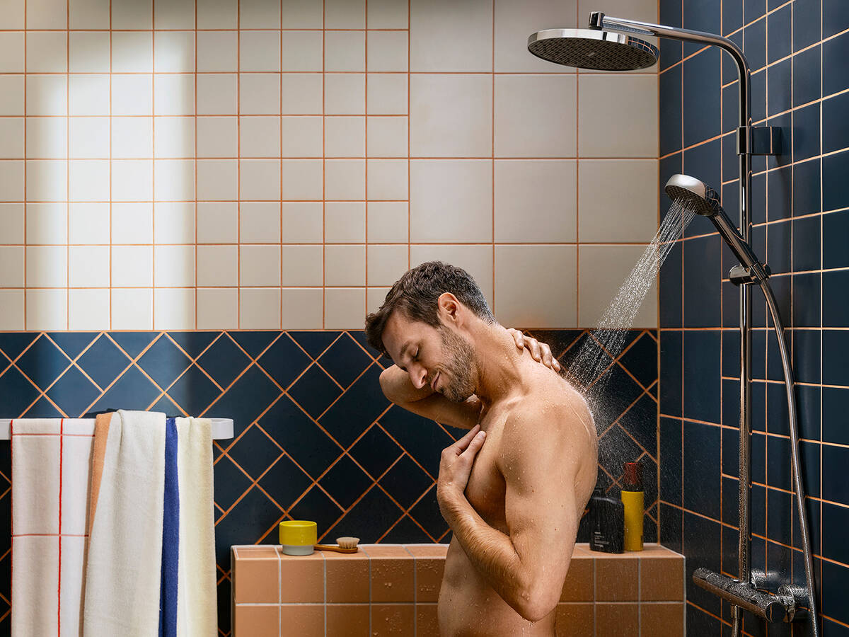 Un hombre tomando una ducha.