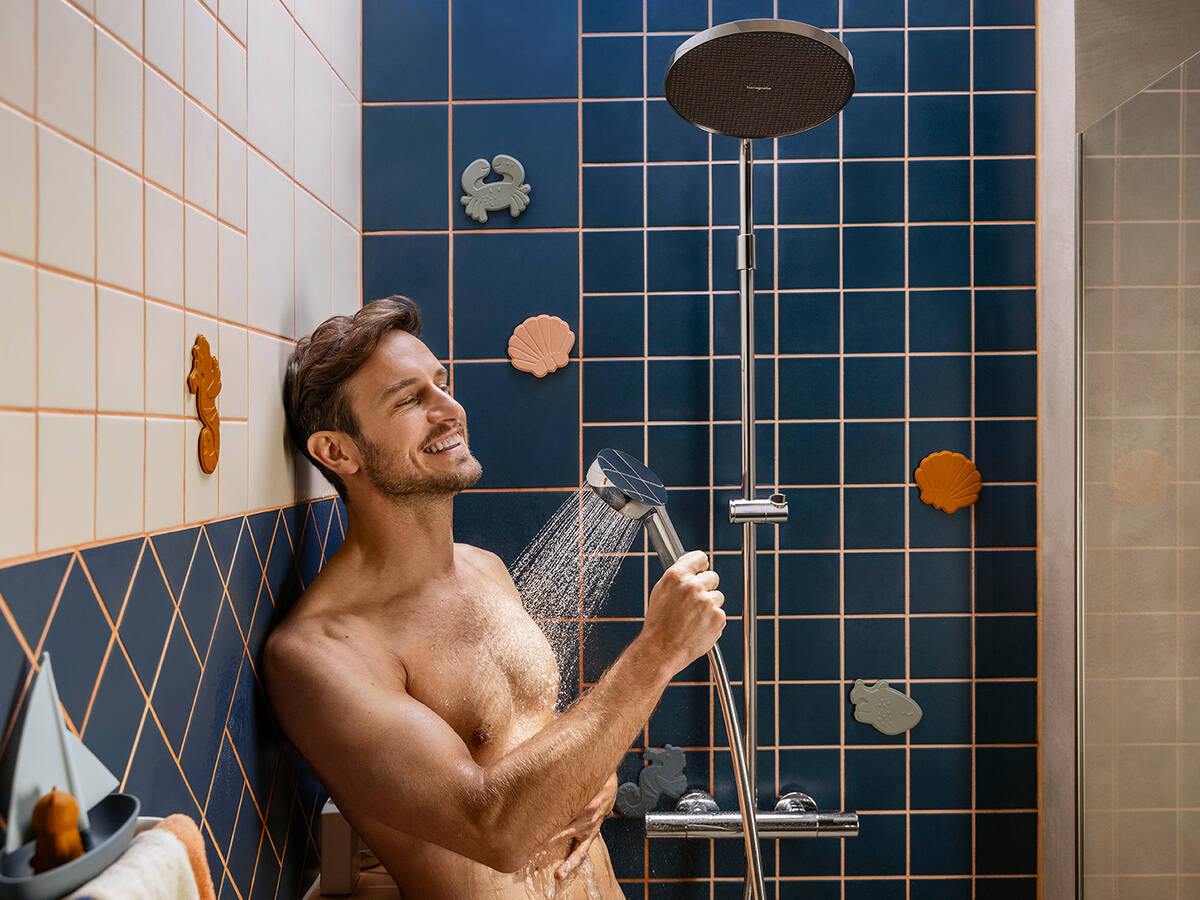 Mand i brusebad med Activera bruser fra hansgrohe.
