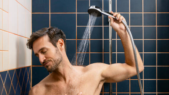 Man enjoys a blissful Activera shower from hansgrohe.