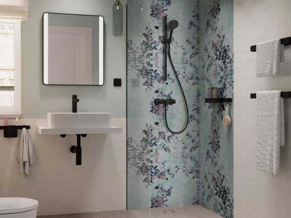 Dusche mit floraler Glaswand und schwarzen Armaturen.
