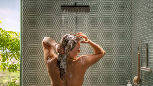 hansgrohe Duschplatz, ausgestattet mit Activera Brausen.