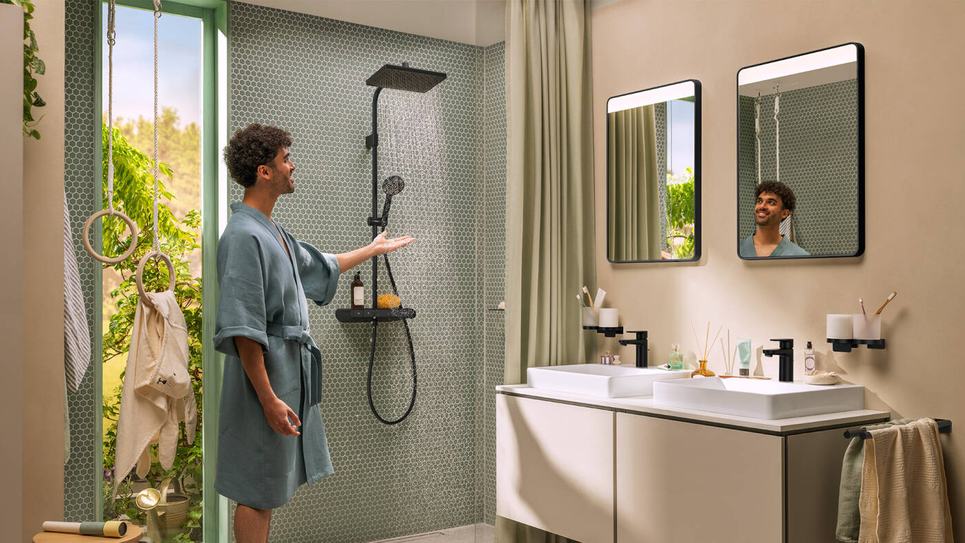 The Activera Q shower pipe in Matt Black.