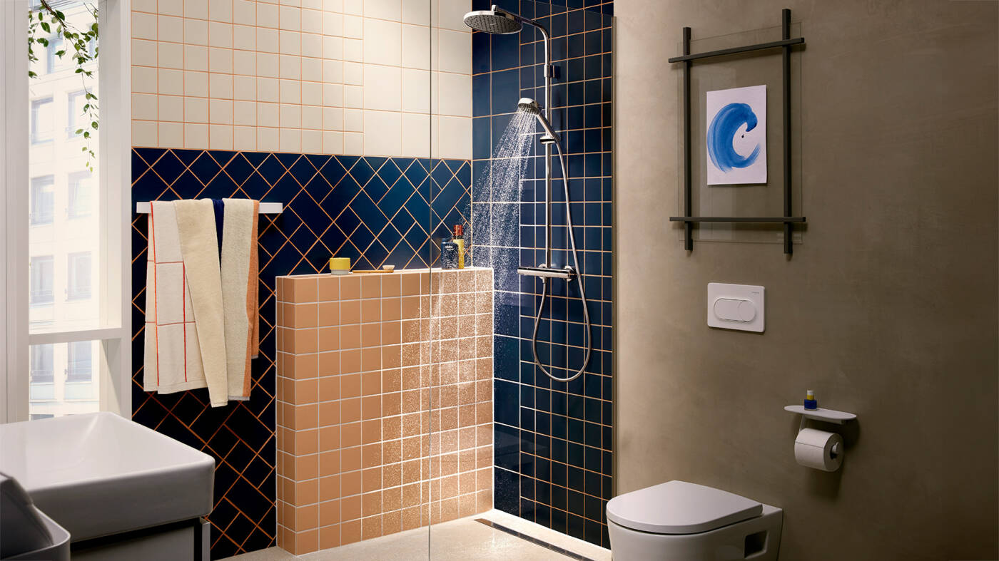 Widok łazienki z Activera Showerpipe.