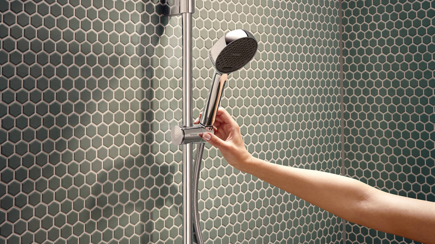 The height of the Activera hand shower can be conveniently adjusted.