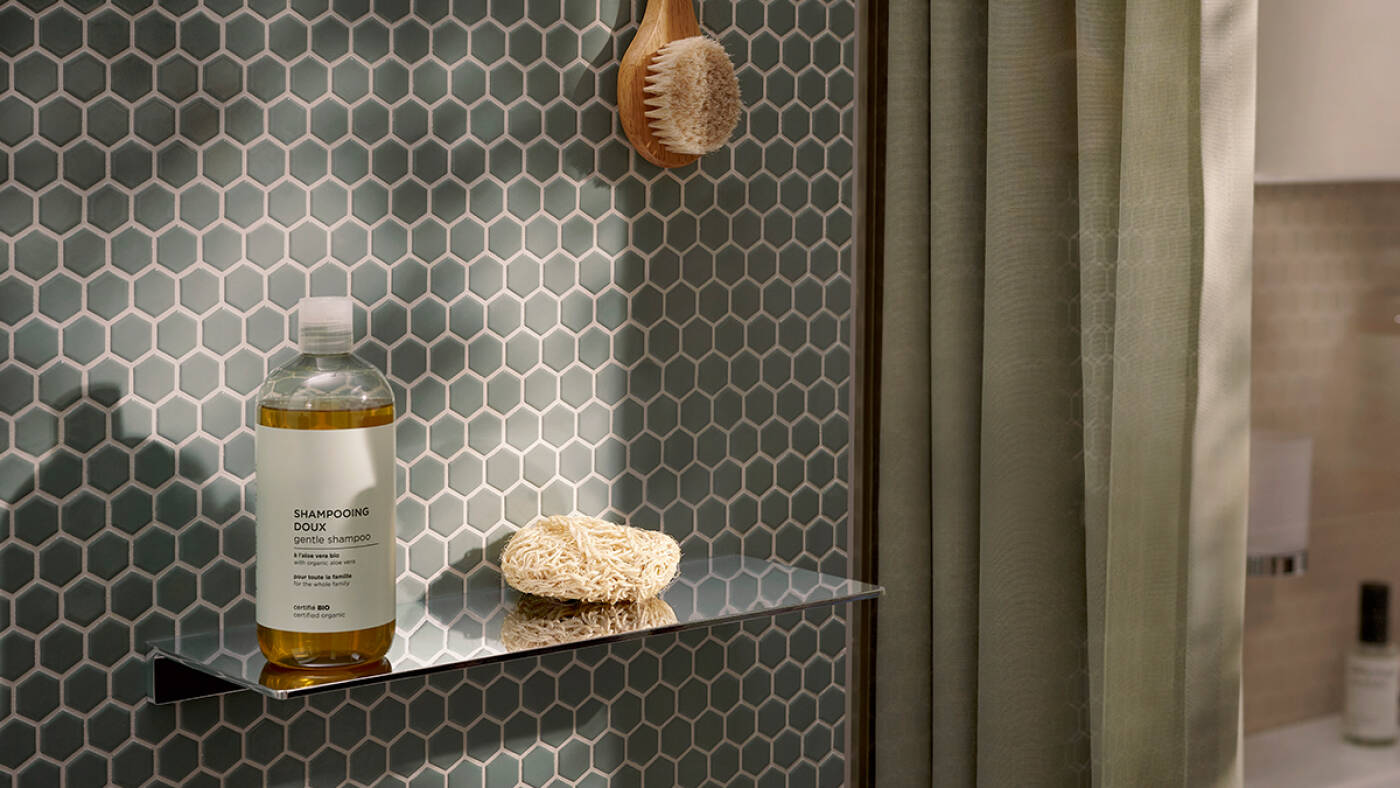 AddStoris S glass shelf, wall-mounted.