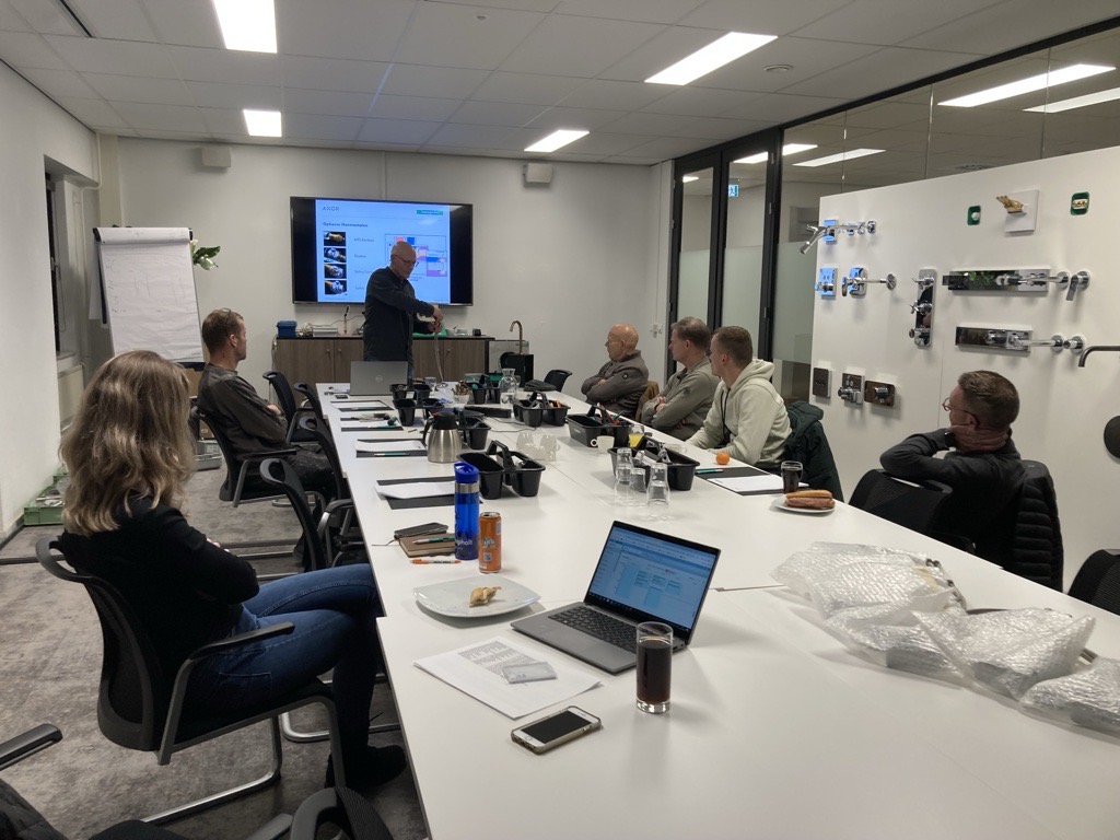 Ruimte met installateurs die kijken en luisteren naar Paul, onze expert in sanitairtechniek.