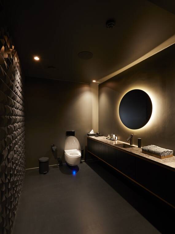 Modern bathroom equipped with the AXOR Starck Organic collection.