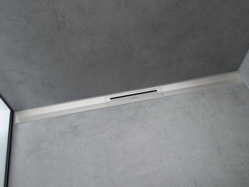 RainDrain Flex in un bagno dal design moderno.