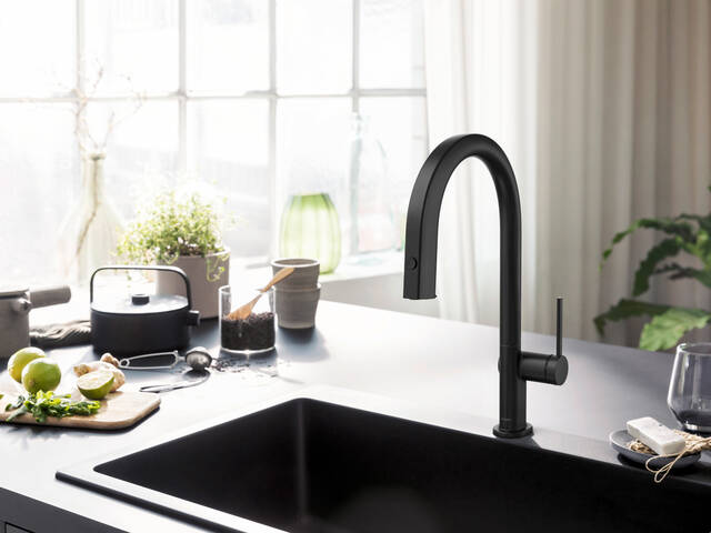 Aqittura M91 en noir mat, évier en granit hansgrohe. 