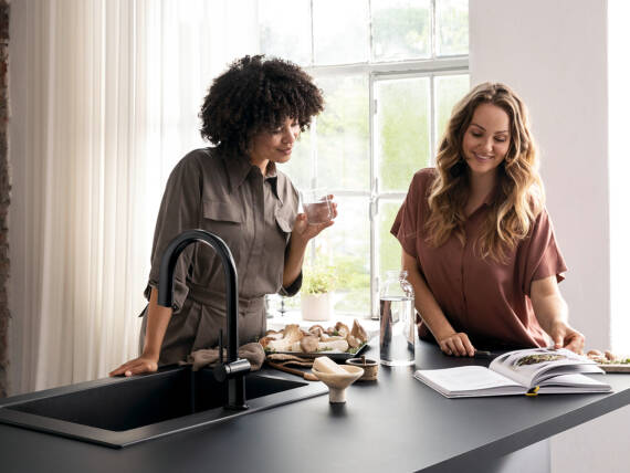 Dřez jako centrum kuchyně.