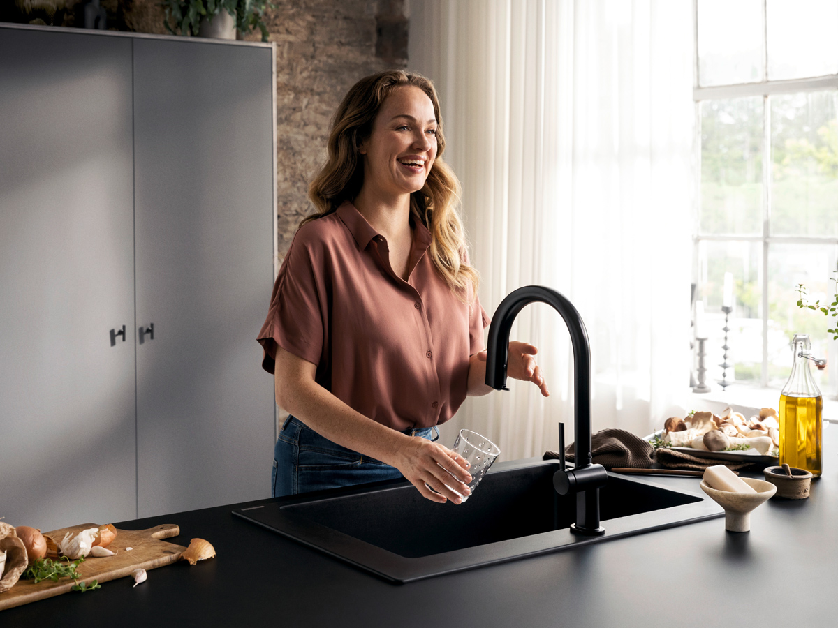 Vrouw tapt water uit Aqittura M91.