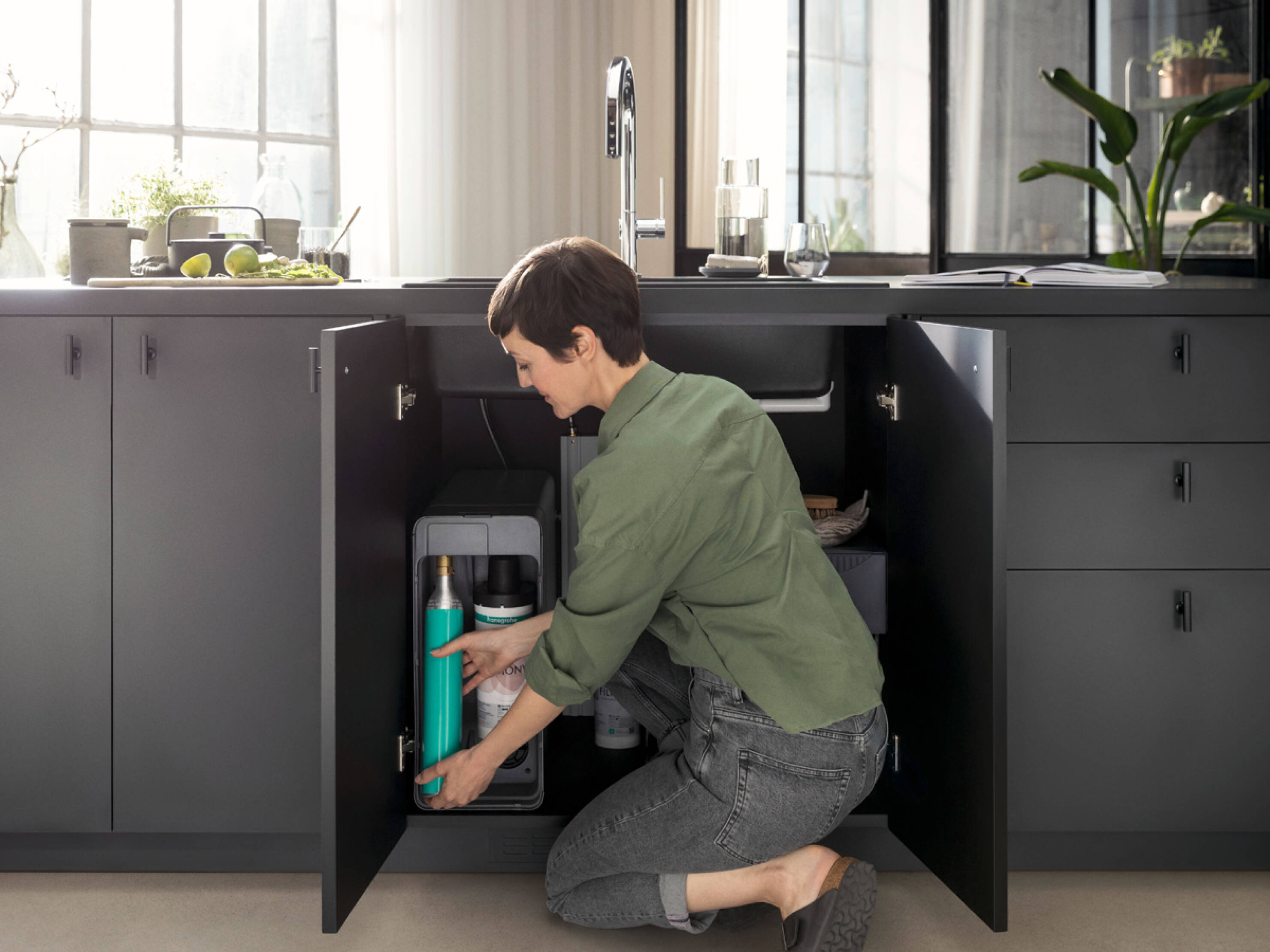 SodaBase mit Kartuschen im Küchenunterschrank. SodaBase mit Kartuschen im Küchenunterschrank.