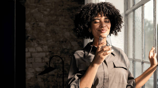 Frau genießt gefiltertes und aufmineralisiertes Wasser.