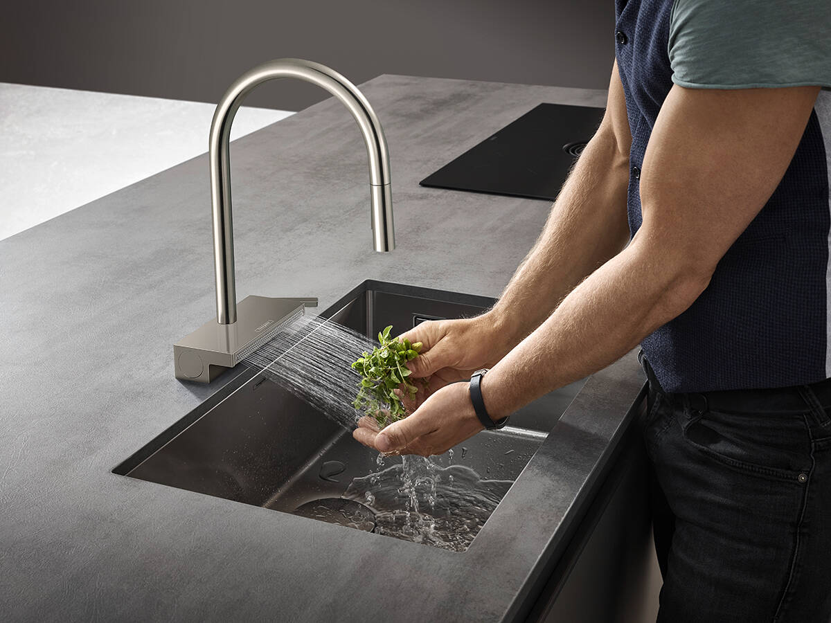 Moodne uuenduslike pihustusrežiimidega köögisegisti