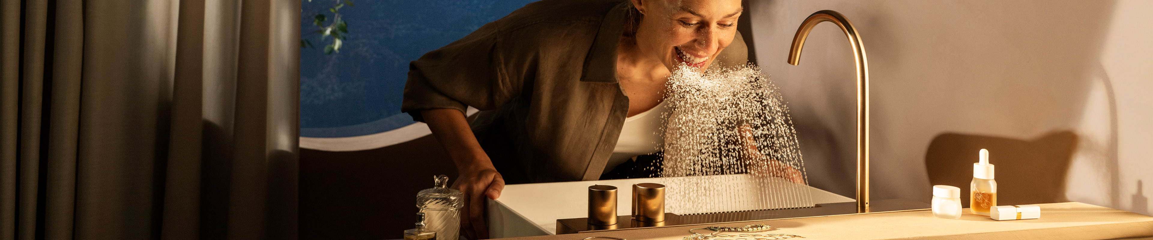 Vrouw buigt zich over sproeiende Avalegra AquaUnit.