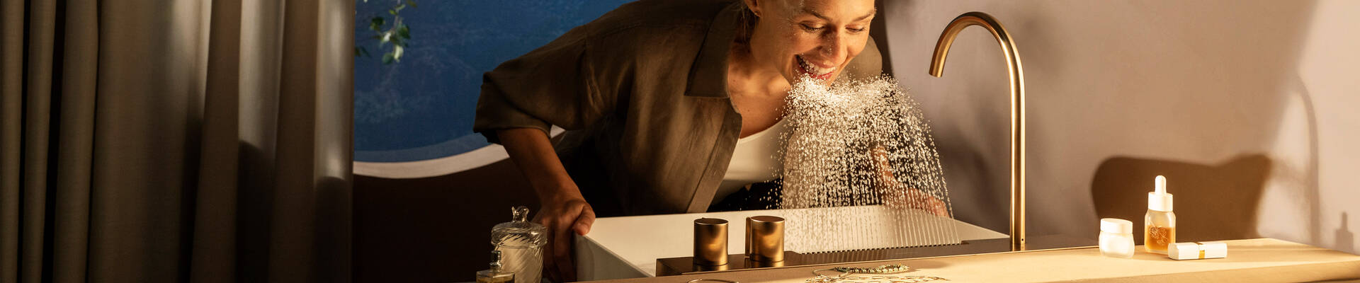 Kvinde bøjer sig over sprudlende Avalegra AquaUnit.