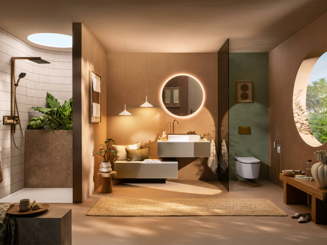 Offenes Bad mit Raumteiler und Walk-in-Dusche.