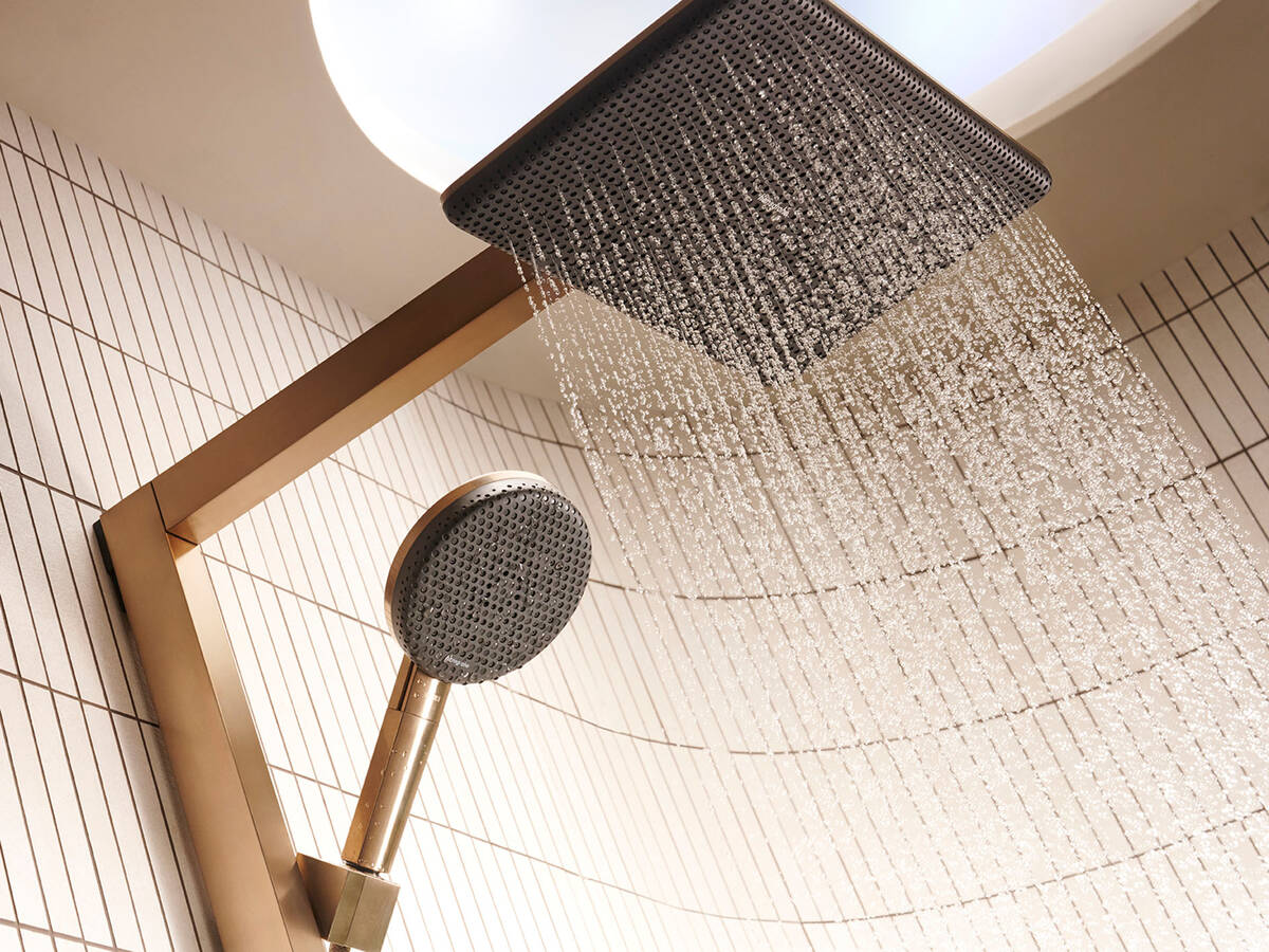 Ultraflache hansgrohe Showerpipe Raindance Alive in Bronze.