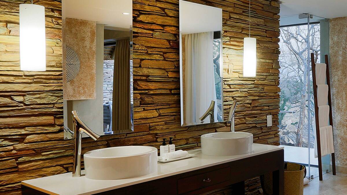 Doppelwaschbecken und freistehende Badewanne.