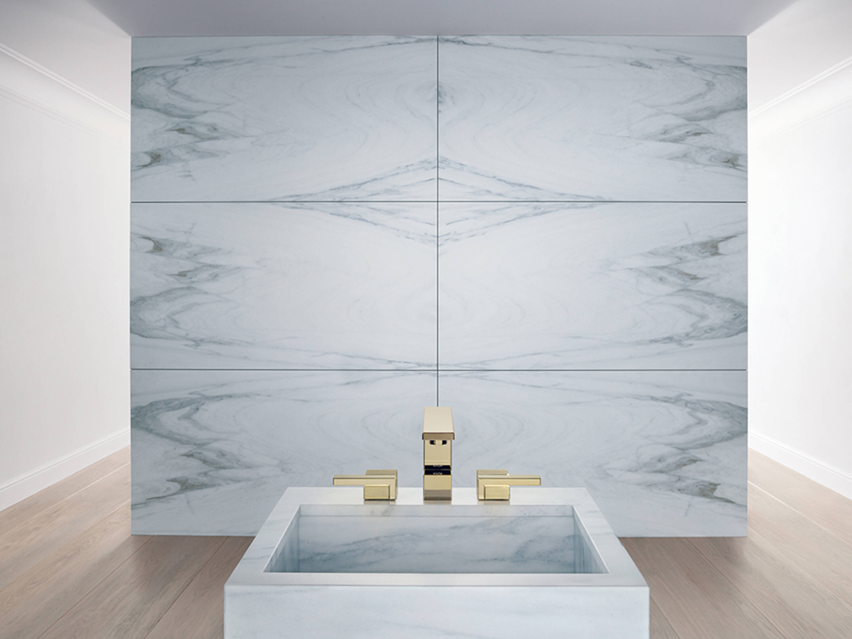Three-hole faucet on marble sink in gold surface finish. Three-hole faucet on marble sink in gold surface finish.