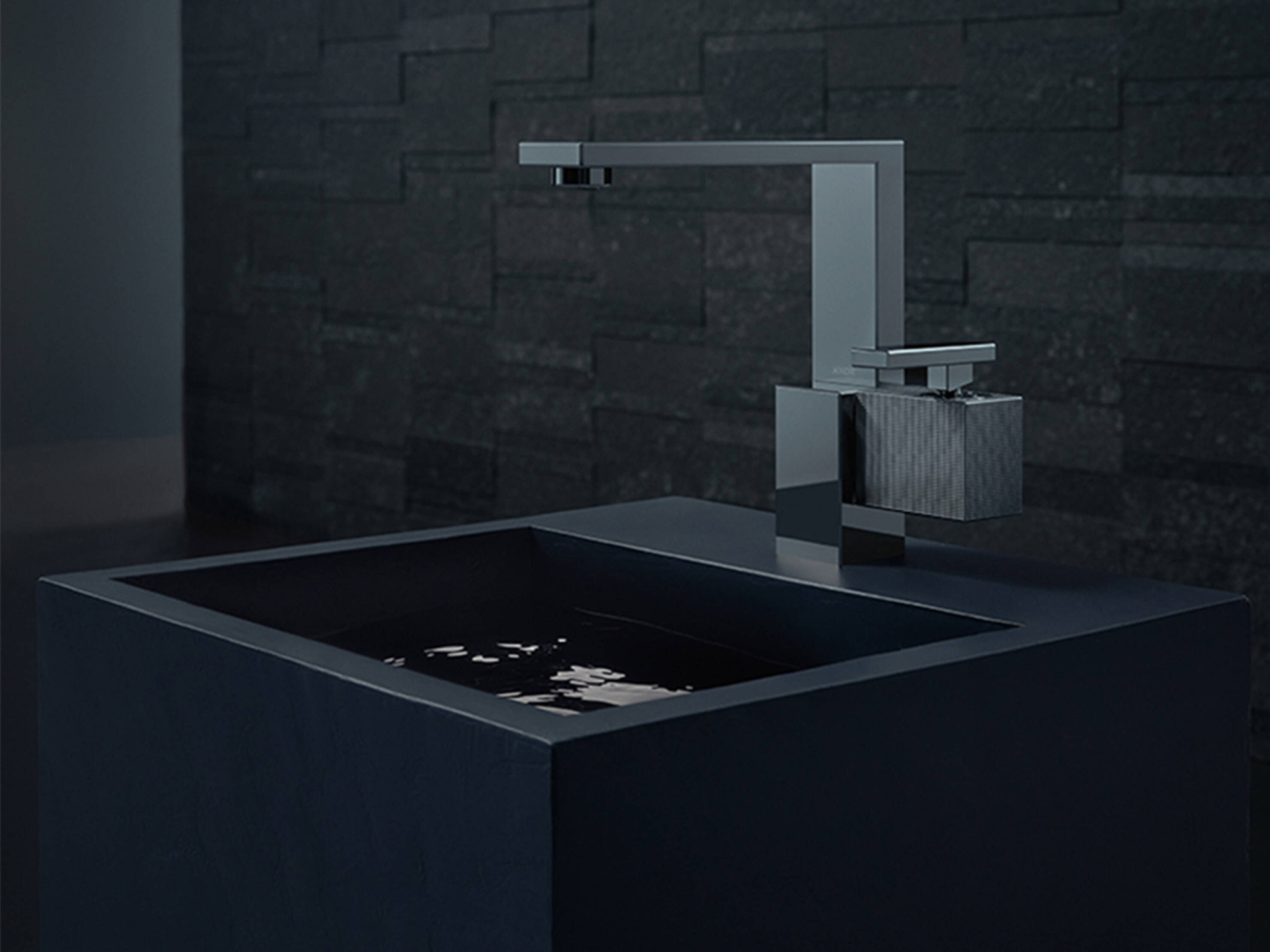 Linear faucet on the sink in chrome. Linear faucet on the sink in chrome.
