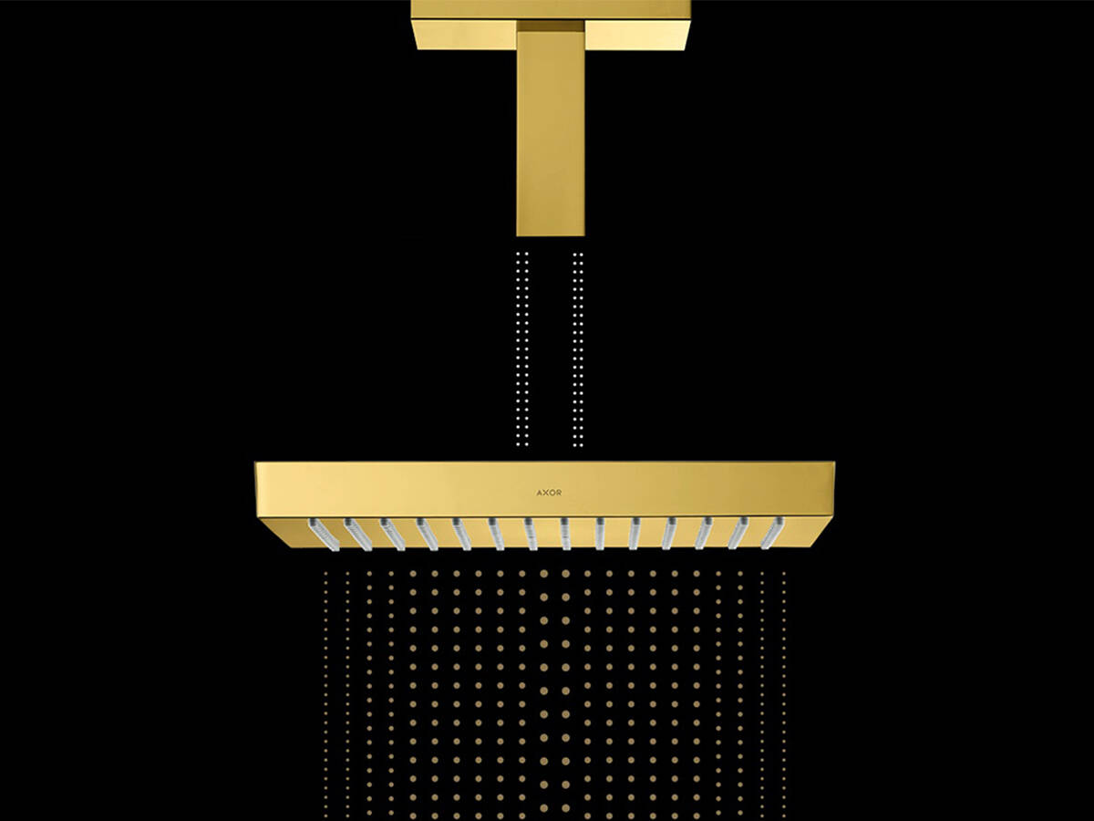 Ducha fija con una destacada extensión del brazo de ducha.