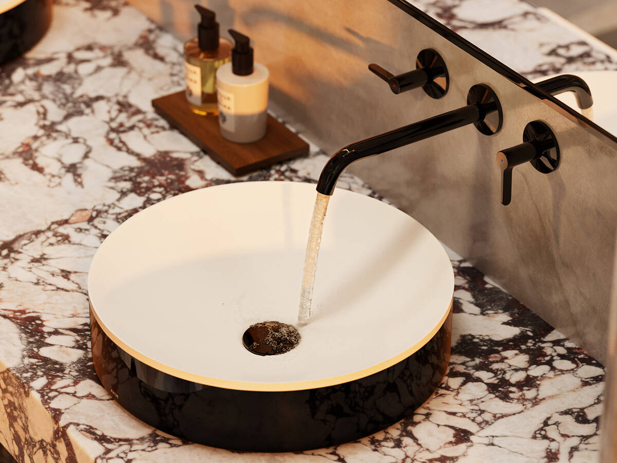 Komfort i design: wysoka bateria marki AXOR z uchwytem pałąkowym.