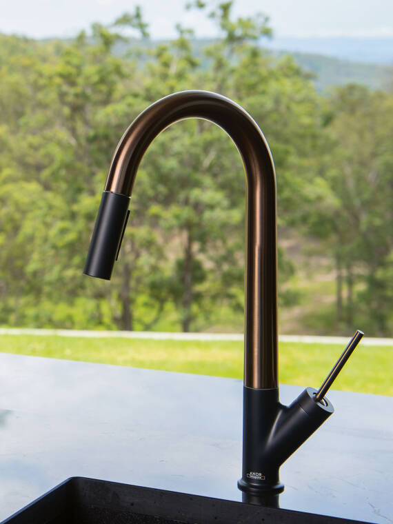 Designarmatur mit farbiger Oberfläche von AXOR. Designarmatur mit farbiger Oberfläche von AXOR.