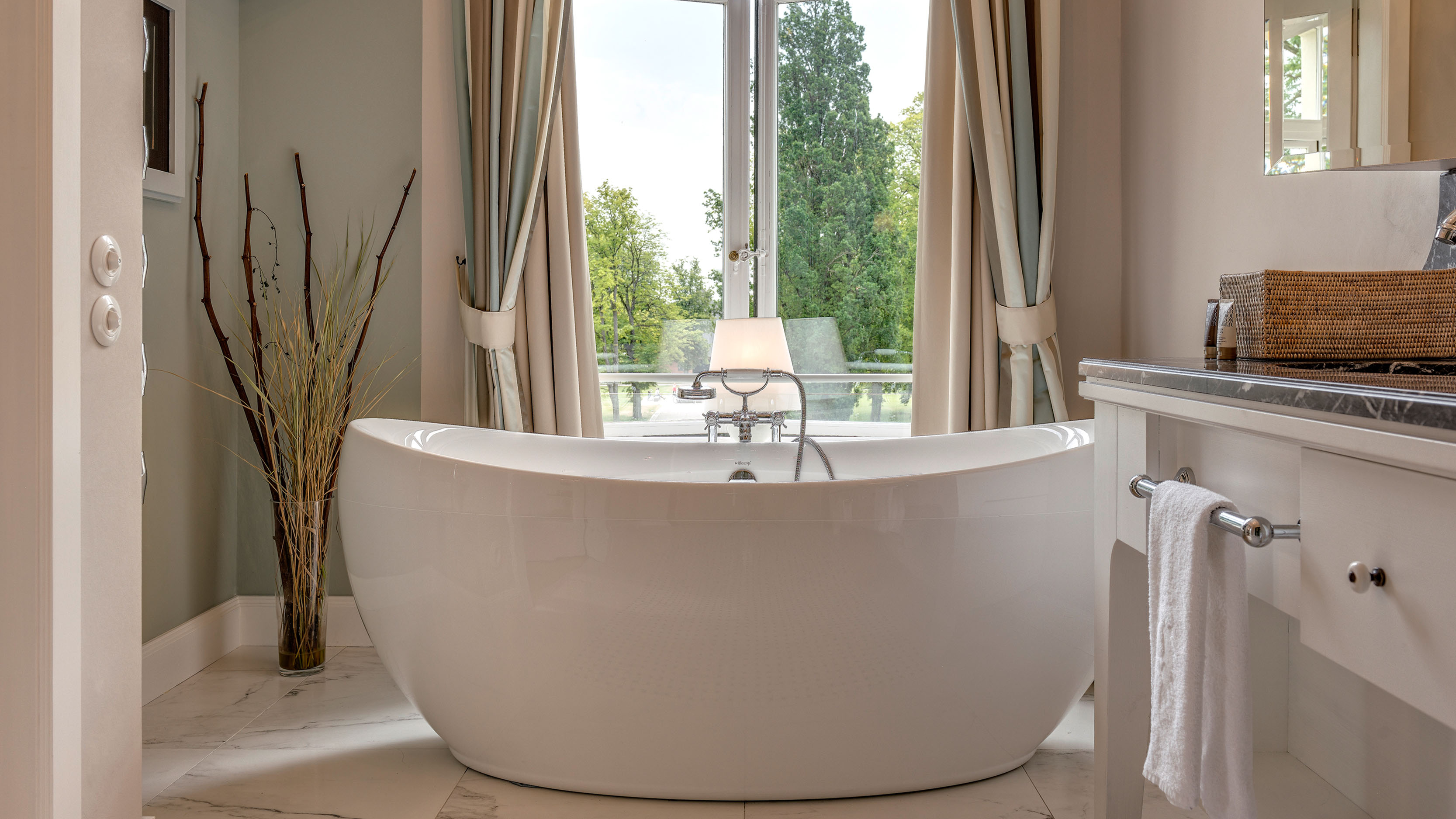 Designbadkamer met klassieke mengkraan.