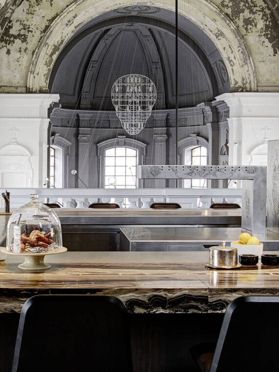 Top restaurant with an avantgarde ambience. Top restaurant with an avantgarde ambience.