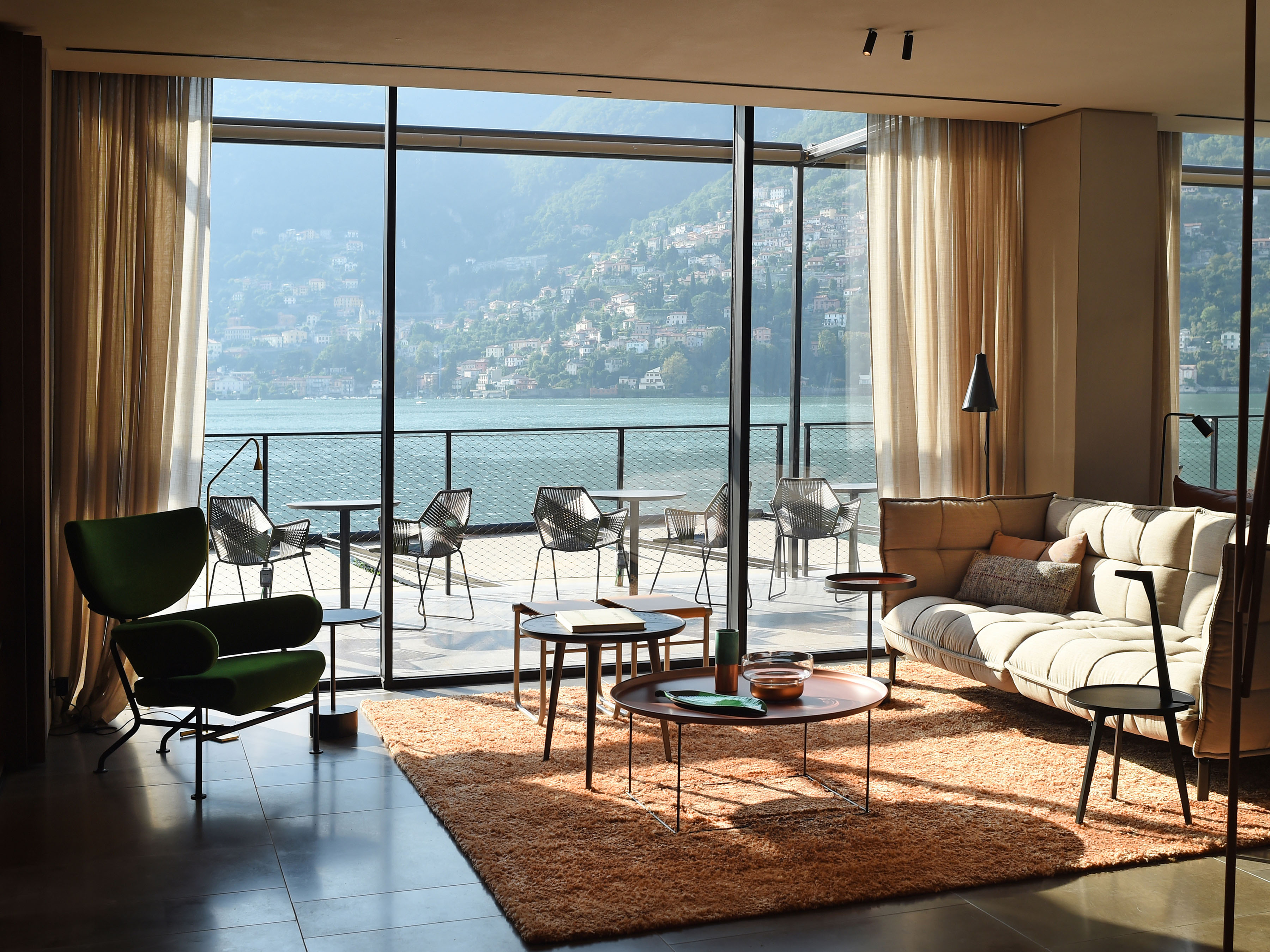 ミックススタイルのカラー水栓が映える、ラグジュアリーなバスルーム