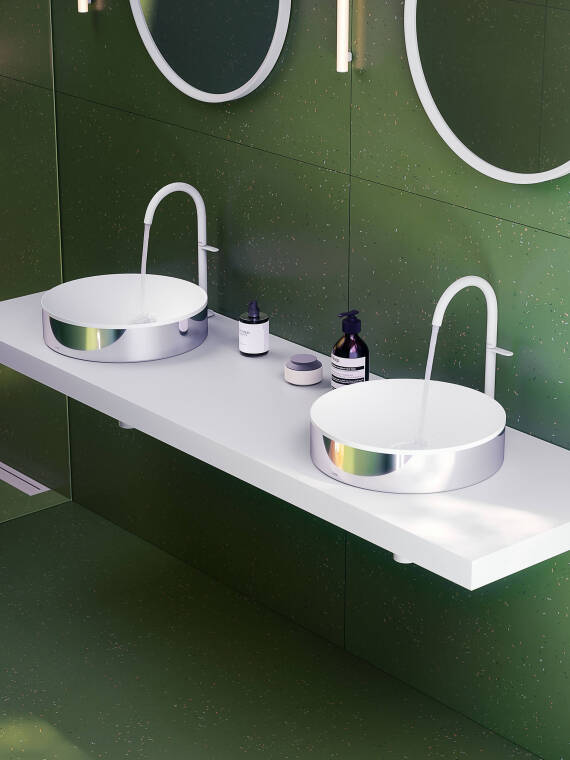 Foto de dos lavabos AXOR Suite con moldura de cromo y mezcladores AXOR One en blanco mate