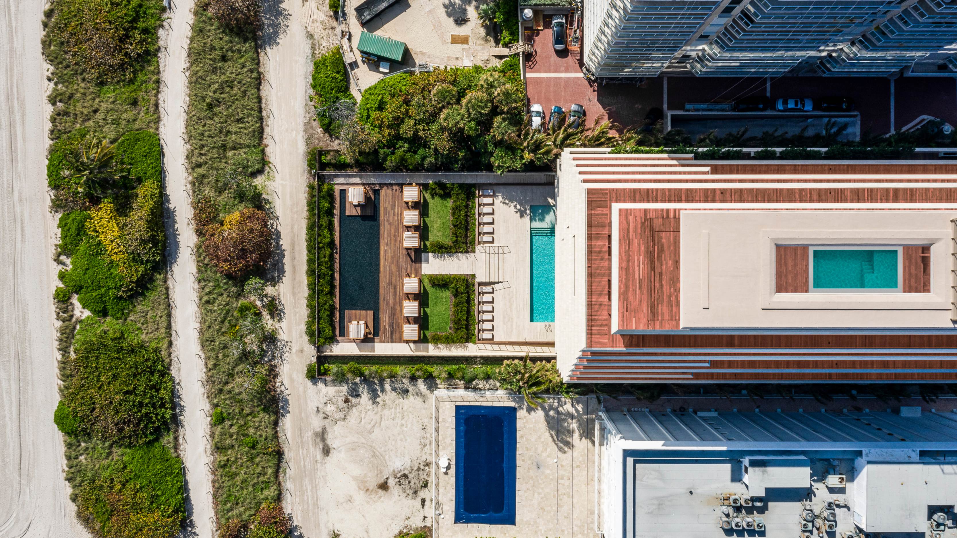 Widok z lotu ptaka na Arte Surfside Miami z ogrodem i basenami.